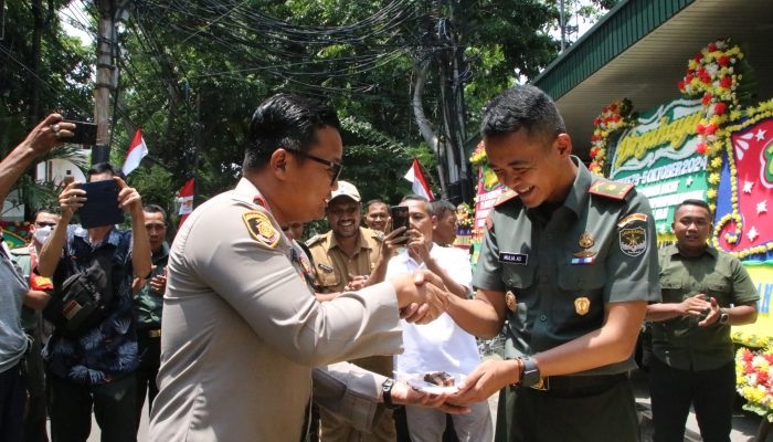Soliditas TNI-Polri Tampak di HUT TNI ke-79, Polsek Metro Tamansari Sambangi Koramil 01 2