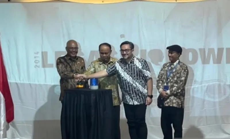 Menteri Komunikasi dan Informatika Budi Arie Setiadi (dua kiri) bersama Direktur Utama Perum LKBN ANTARA Akhmad Munir (kiri), dan Direktur Jenderal Informasi dan Komunikasi Publik Kementerian Kominfo Prabu Revolusi (tiga kiri) didampingi oleh kurator Ismar Patrizki membuka pameran foto jurnalistik "Legasi Jokowi 2014-2024" di Galeri Foto Jurnalistik Antara (GFJA), Antara Heritage Center (AHC), Pasar Baru, Jakarta, Jumat (11/10/2024).