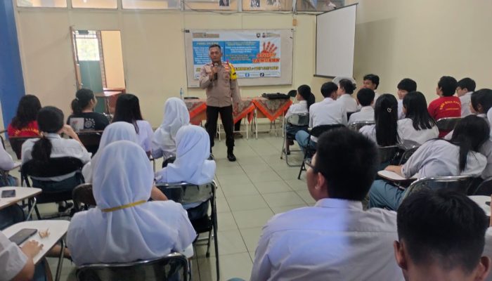 Lewat Police Goes To School, Bhabinkamtibmas Krendang Serukan Pentingnya Jauhi Tawuran dan Bullying di SMK Bina Karya 2