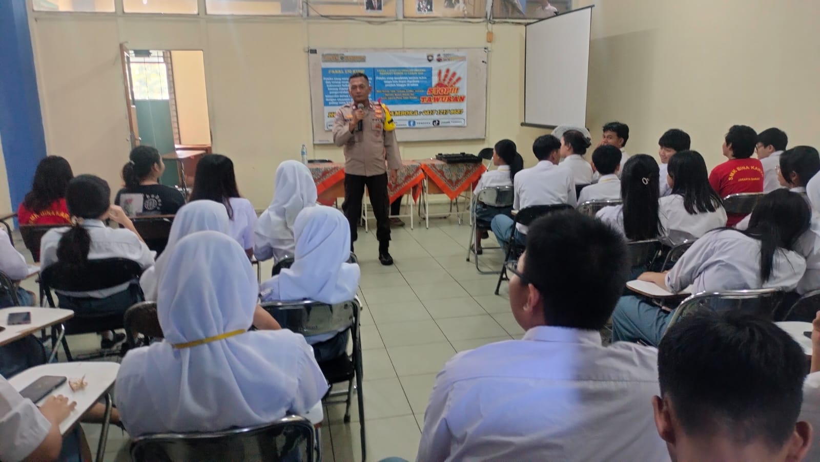 Lewat Police Goes To School, Bhabinkamtibmas Krendang Serukan Pentingnya Jauhi Tawuran dan Bullying di SMK Bina Karya 2