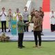 Foto: Menteri AHY saat menyerahkan Sertipikat Tanah Elektronik berupa Hak Pakai untuk Istana Negara dan Istana Garuda kepada Menteri Sekretaris Negara, Pratikno di hadapan Presiden Joko Widodo (Dok: ATR/BPN).