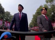 Momen Jokowi Bareng Prabowo Naik Maung Cek Pasukan di Mako Brimob