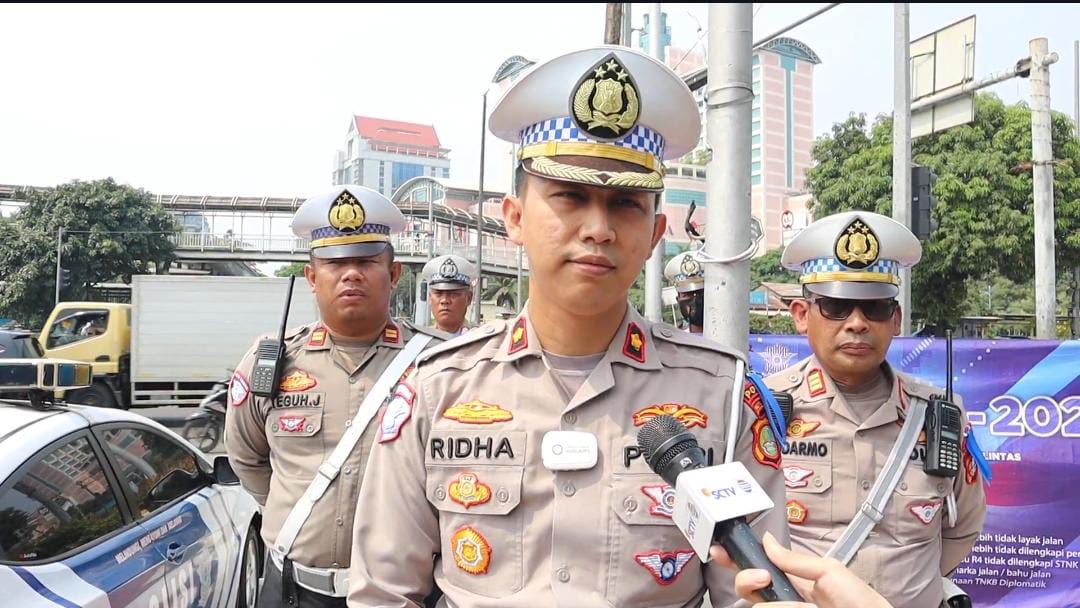 Dua Hari Operasi Zebra Jaya 2024, Polres Jakbar Tegur 100 Pengendara dan Bagikan Helm Gratis