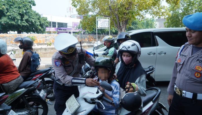 Dua Hari Operasi Zebra Jaya 2024, Polres Jakbar Tegur 100 Pengendara dan Bagikan Helm Gratis 2