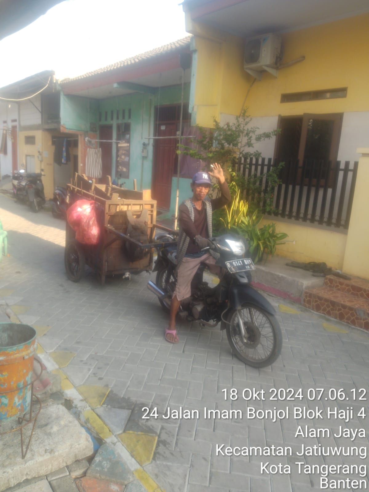 Petugas Kebersihan Lingkungan Yang Mengharapkan Gerobak Baru dan Penambahan Upah
