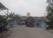 Truk Pengangkut Material Untuk Turap di Wilayah RW. 07 Terhambat Portal