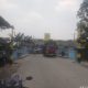 Truk Pengangkut Material Untuk Turap di Wilayah RW. 07 Terhambat Portal