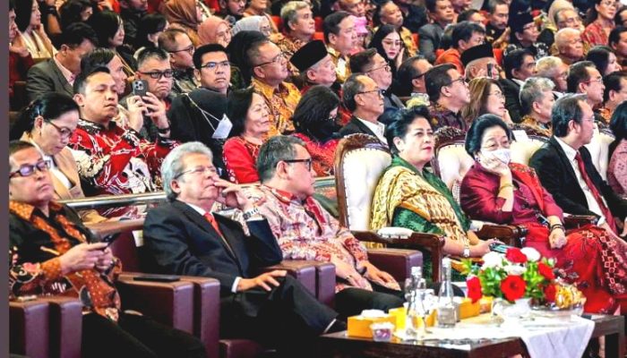 Kenakan Gaun Berwana Hijau, dipadu dengan Selempang Batik, Connie Rahakundini Bakrie nampak hadir duduk mendampingi Ketua Umum PDIP Megawati Soekarnoputri