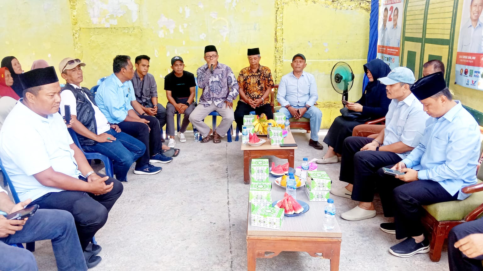 Ket foto : Team Kemenangan Bojongsari, saat doa bersama calon Wali kota Depok, Supian Suri Chandra. (dok. Harianesia.com)