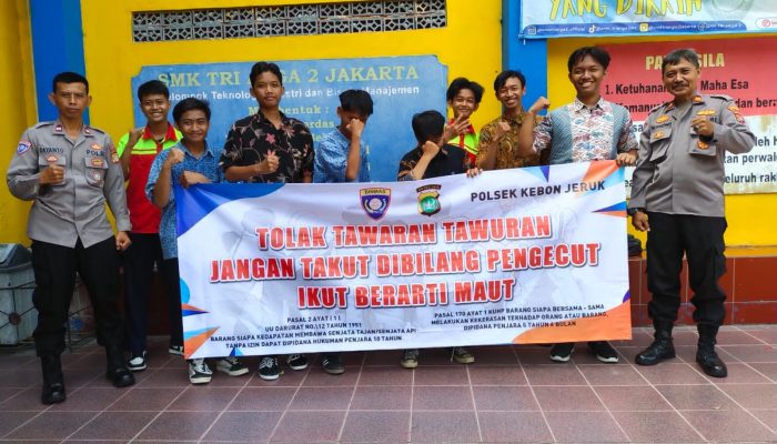 Polsek Kebon Jeruk Berikan Edukasi dan Deklarasi Anti Tawuran di SMK Tri Arga 2 part 2