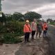Kapolsek Sumbang Polresta Banyumas Evakuasi Pohon Tumbang Disebabkan Hujan Deras Dan Angin Kencang
