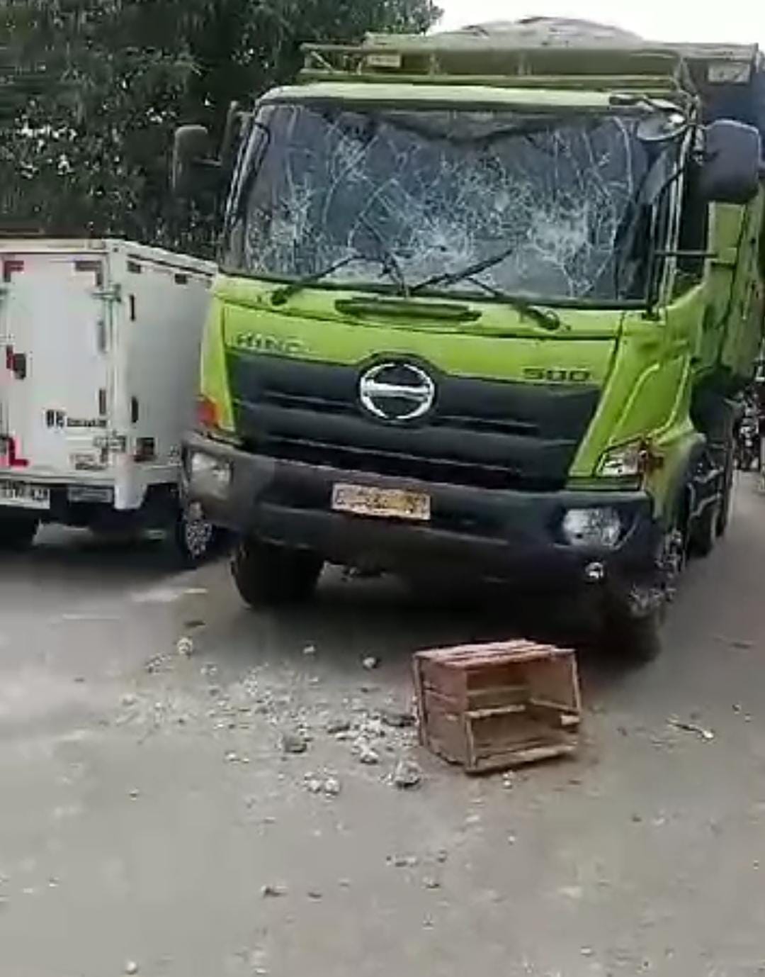 Truk Tanah Menabrak Motor, Kosambi Tangerang Mencekam, Warga Bakar Truk Tanah dan Bentrok dengan Polisi