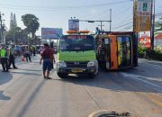 Diduga mengantuk dan hindari sepeda motor, Truk dump muat pasir terguling