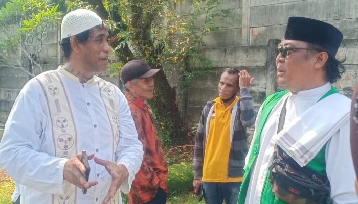 Polly Betaubun dan Ustadz Sadelih Usai Ziarah (foto : Hddt Jumat (8/11/2024)