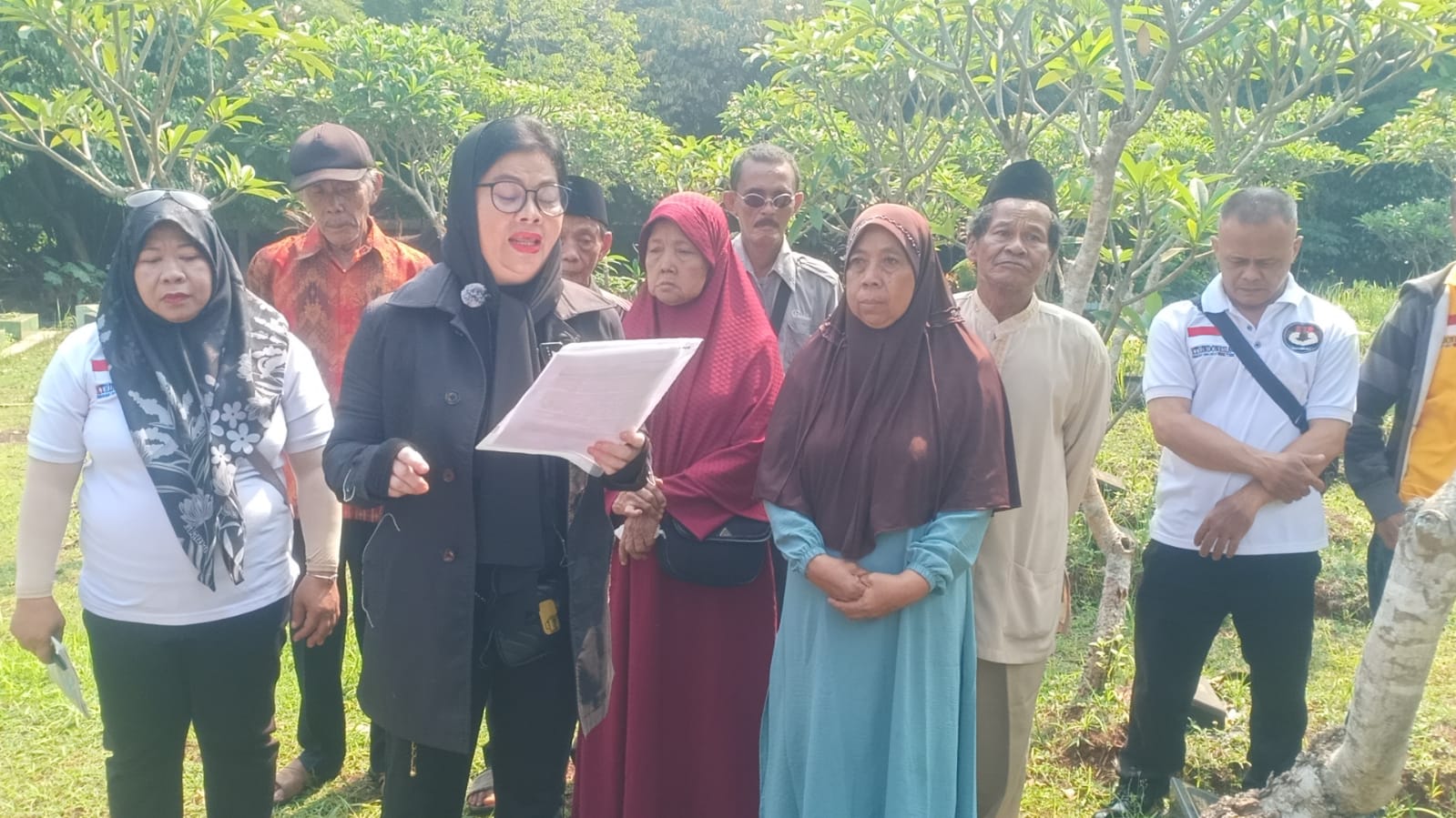 Kuasa Penuh Ibu Yatmi, Vivie Ratu, saat membacakan Surat Terbuka Untuk Presiden Republik Indonesia Prabowo Subianto