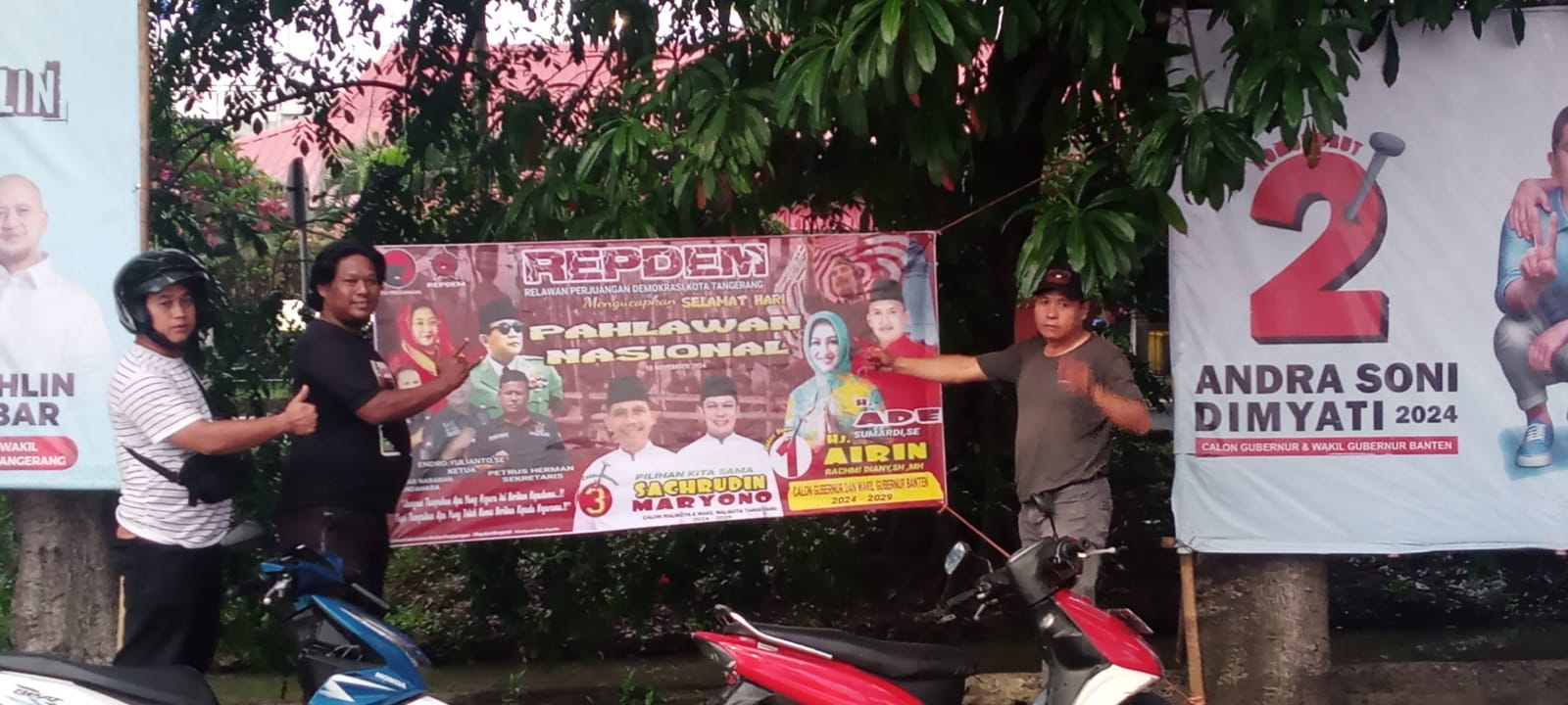 Dodi salah Satu Pengurus Ranting Selapajang, Kec.Neglasari Kota Tangerang Tengah Memasang APK Pilwalkot (Foto: Sabtu 9/11/24)