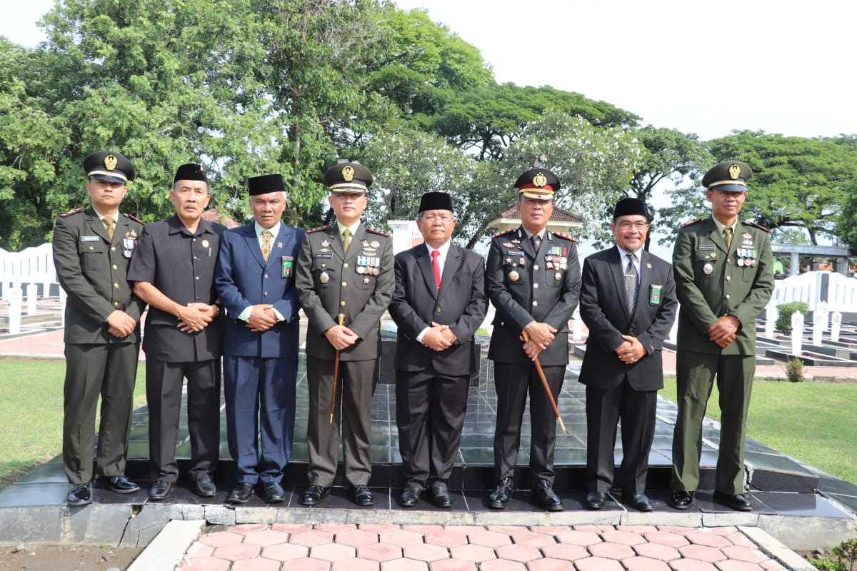 Kapolres Sragen Hadiri Upacara Hari Pahlawan ke-65 di TMP Hastana Manggala Negara bersama Forkopimda