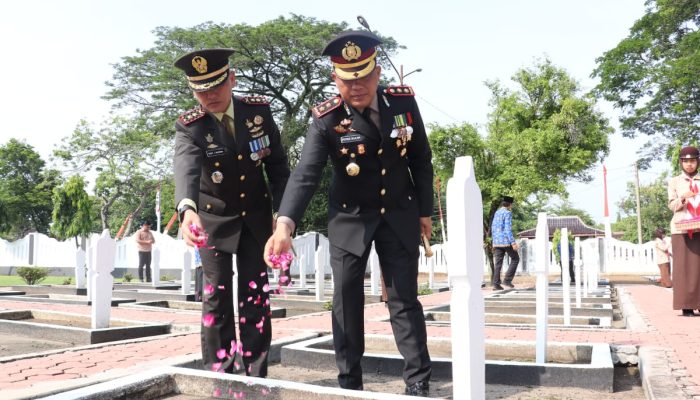Kapolres Sragen Hadiri Upacara Hari Pahlawan ke-65 di TMP Hastana Manggala Negara bersama Forkopimda 2
