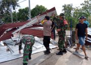 Polsek Dempet Bantu Perbaiki Rumah Akibat Bencana Puting Beliung 