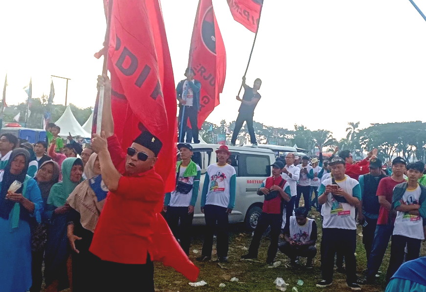 Bendera Projo, Berkibar Ditengah Ribuan Massa Kampanye Akbar AIRIN - ADE
