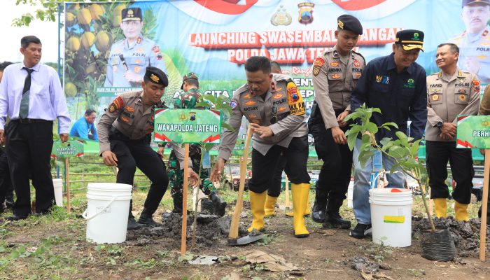 Swasembada pangan Polda Jateng, Wakapolda tanam ratusan pohon produktif dan benih ikan 2