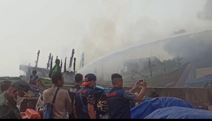 12 Kapal Perikanan Terbakar di Pelabuhan Pekalongan, Kapolres Hingga Saat Ini Tidak Ada Korban Jiwa 2