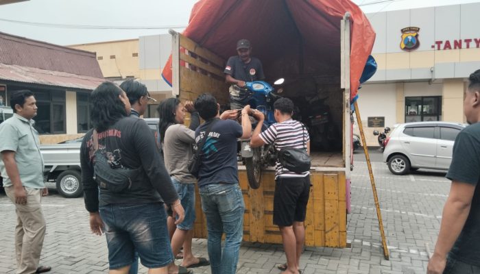 Polres Nganjuk Gerebek Arena Perjudian Sabung Ayam di Desa Sonoageng, Puluhan Motor dan barang Bukti Lain Diamankan 2