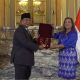 Presiden Prabowo Subianto menerima penghargaan bergengsi Grand Collar de la Orden El Sol del Peru dari Presiden Peru, Dina Boluarte dalam kunjungan resminya di Istana Peru Palacio de Gobierno, Kamis (14/11/2024). (Foto: Tim Presiden Prabowo)