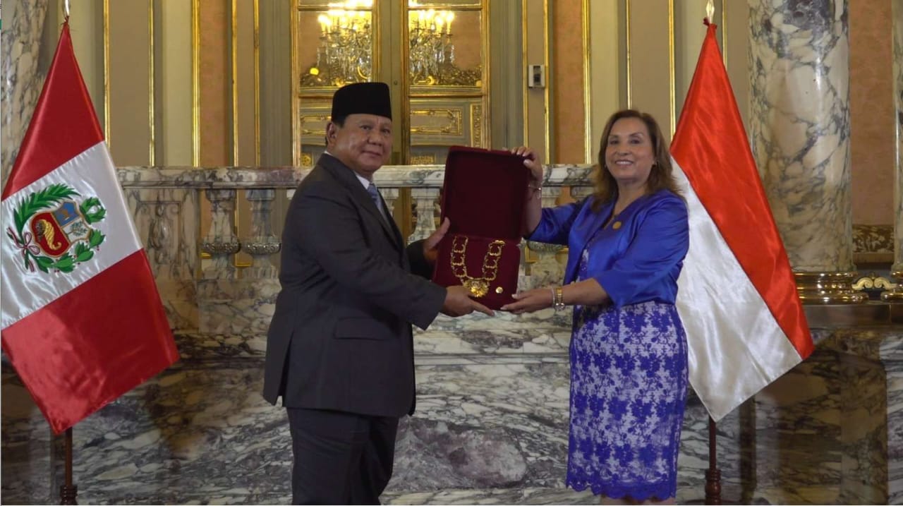 Presiden Prabowo Subianto menerima penghargaan bergengsi Grand Collar de la Orden El Sol del Peru dari Presiden Peru, Dina Boluarte dalam kunjungan resminya di Istana Peru Palacio de Gobierno, Kamis (14/11/2024). (Foto: Tim Presiden Prabowo)