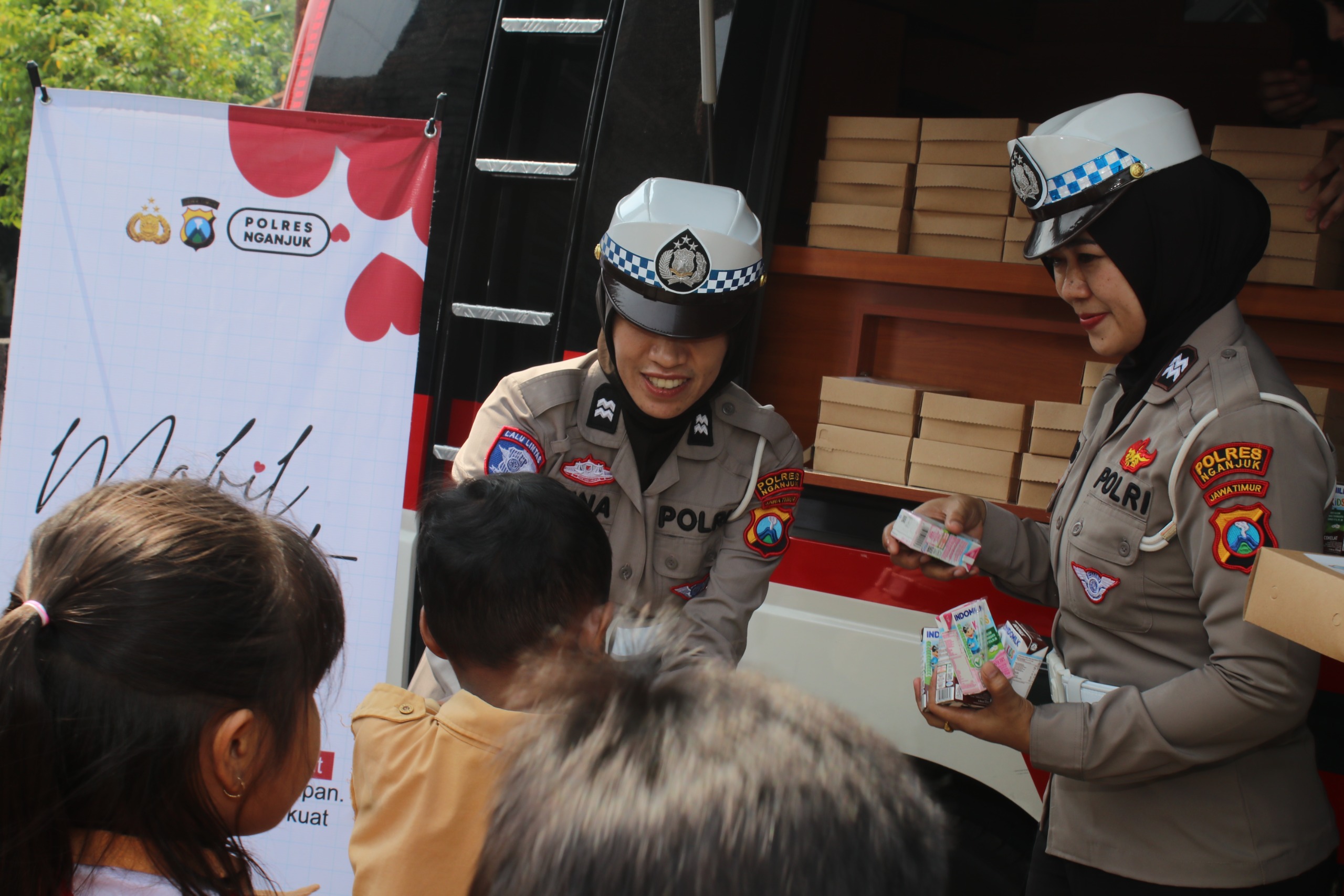 Mobil Cinta Polres Nganjuk Bagikan 100 Kotak Makan Siang Sehat untuk Siswa - Siswi SDN 1 Ngrengket Sukomoro