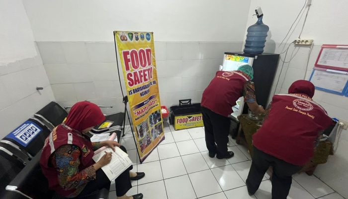 Mobil Cinta Polres Nganjuk Bagikan 100 Kotak Makan Siang Sehat untuk Siswa - Siswi SDN 1 Ngrengket Sukomoro 2