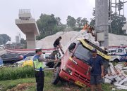 Rasakan Rem Tidak Berfungsi, Pengemudi Truk Muat Hebel Alami Kecelakaan Tunggal