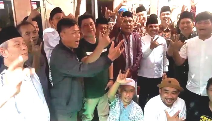 Petrus Herman bersama Tokoh Masyarakat Selapajang serta Calon Walikota Tangerang Sachrudin ( foto : Istimewa)