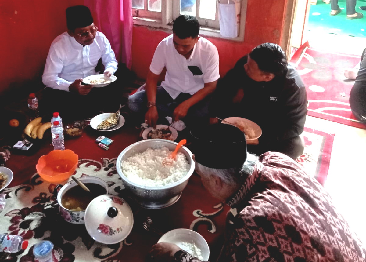 Berbincang sambil Bersantap Siang