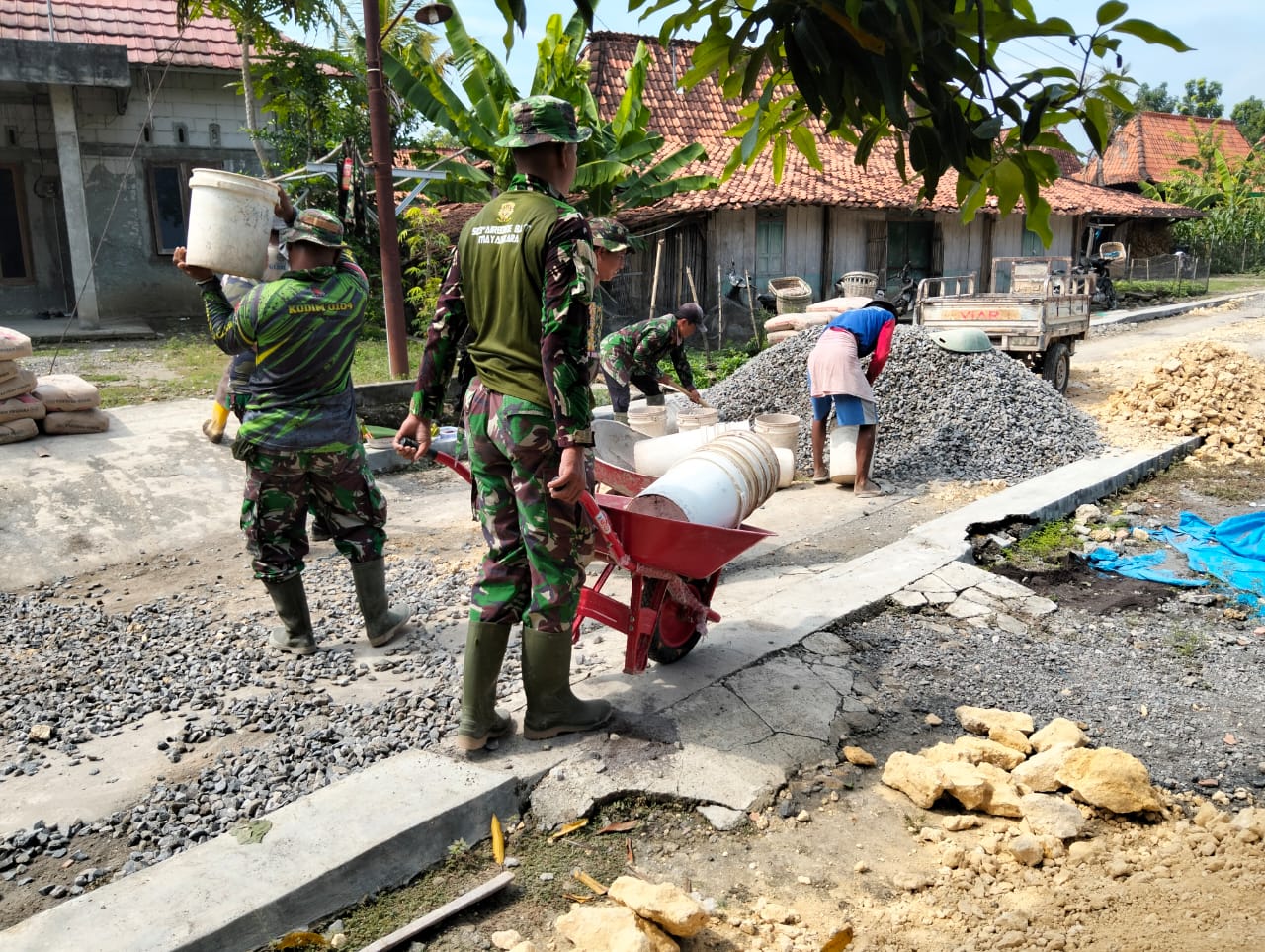 Wujud Pengabdian Kepada Masyarakat Melalui Karya Bakti Mandiri TNI