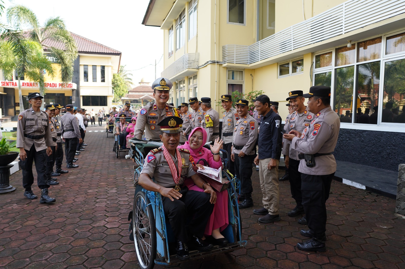 Kapolresta Banyumas Pimpin Wisuda Purnawira Anggota Polri Dan Wredatama PNS Polri