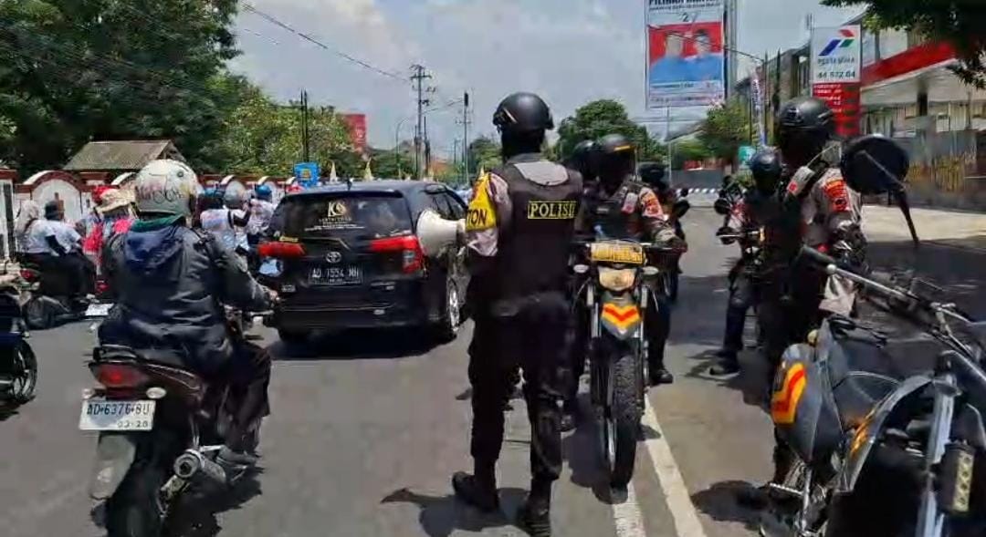 Lewati RSUD, Tim Raimas Samapta Polres Sragen Himbau Rombongan Kampanye Pemilu Tidak Menggeber Knalpot
