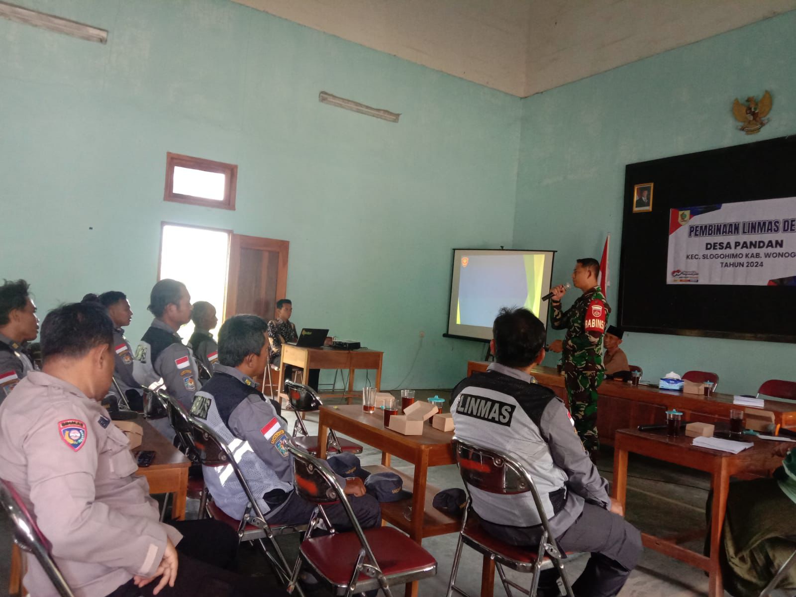 Guna Wujudukan Pilkada Aman Dan Damai, Linmas Diberikan Pelatihan Oleh TNI Dan Polri