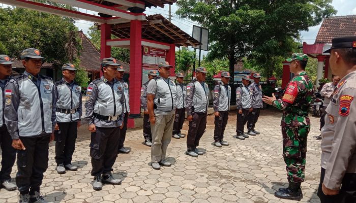 Guna Wujudukan Pilkada Aman Dan Damai, Linmas Diberikan Pelatihan Oleh TNI Dan Polri 2