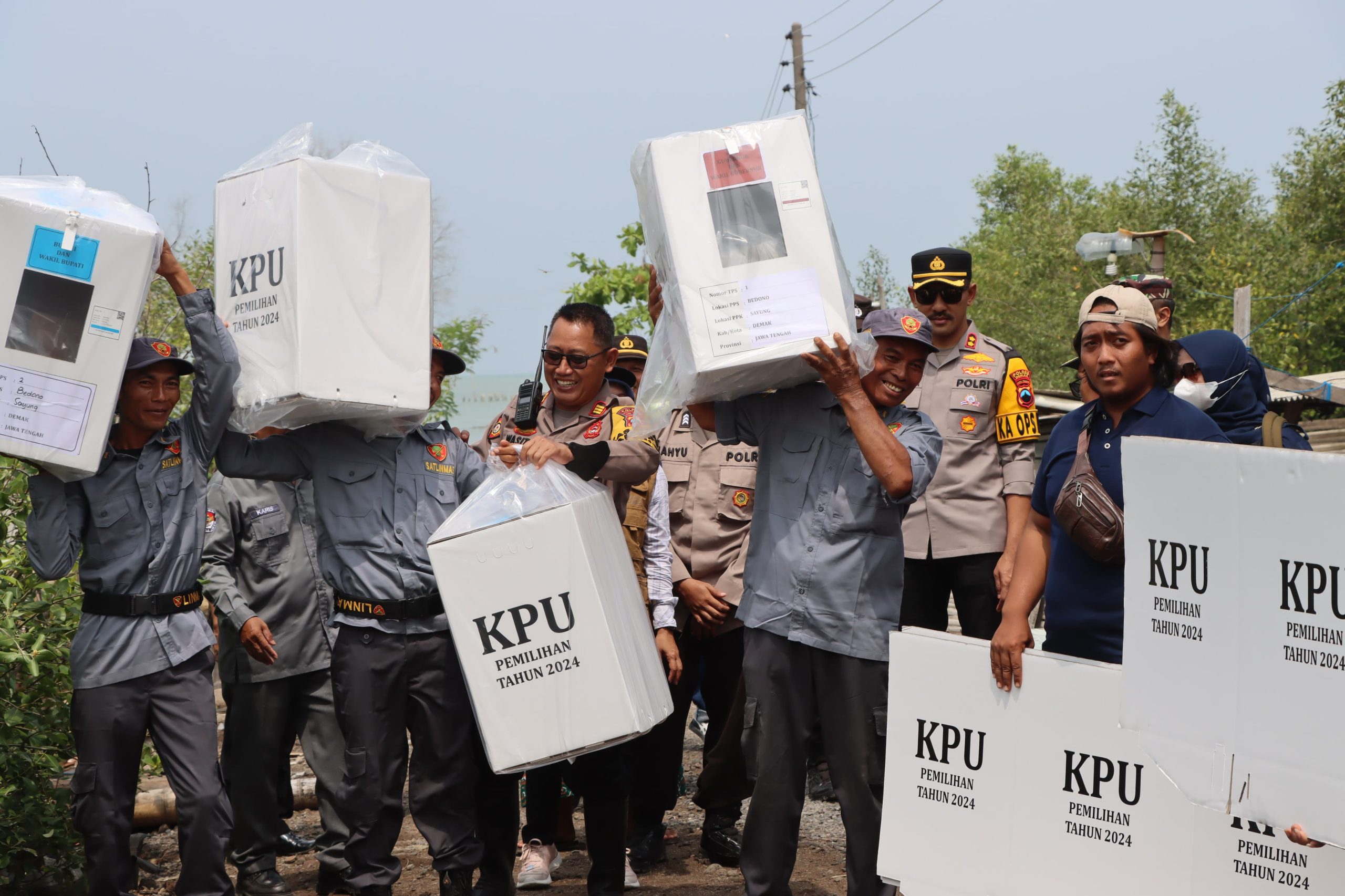 Lewati Medan Sulit Kapolres Demak dan Dandim 0716/Demak Kawal Distribusi Logistik Pilkada