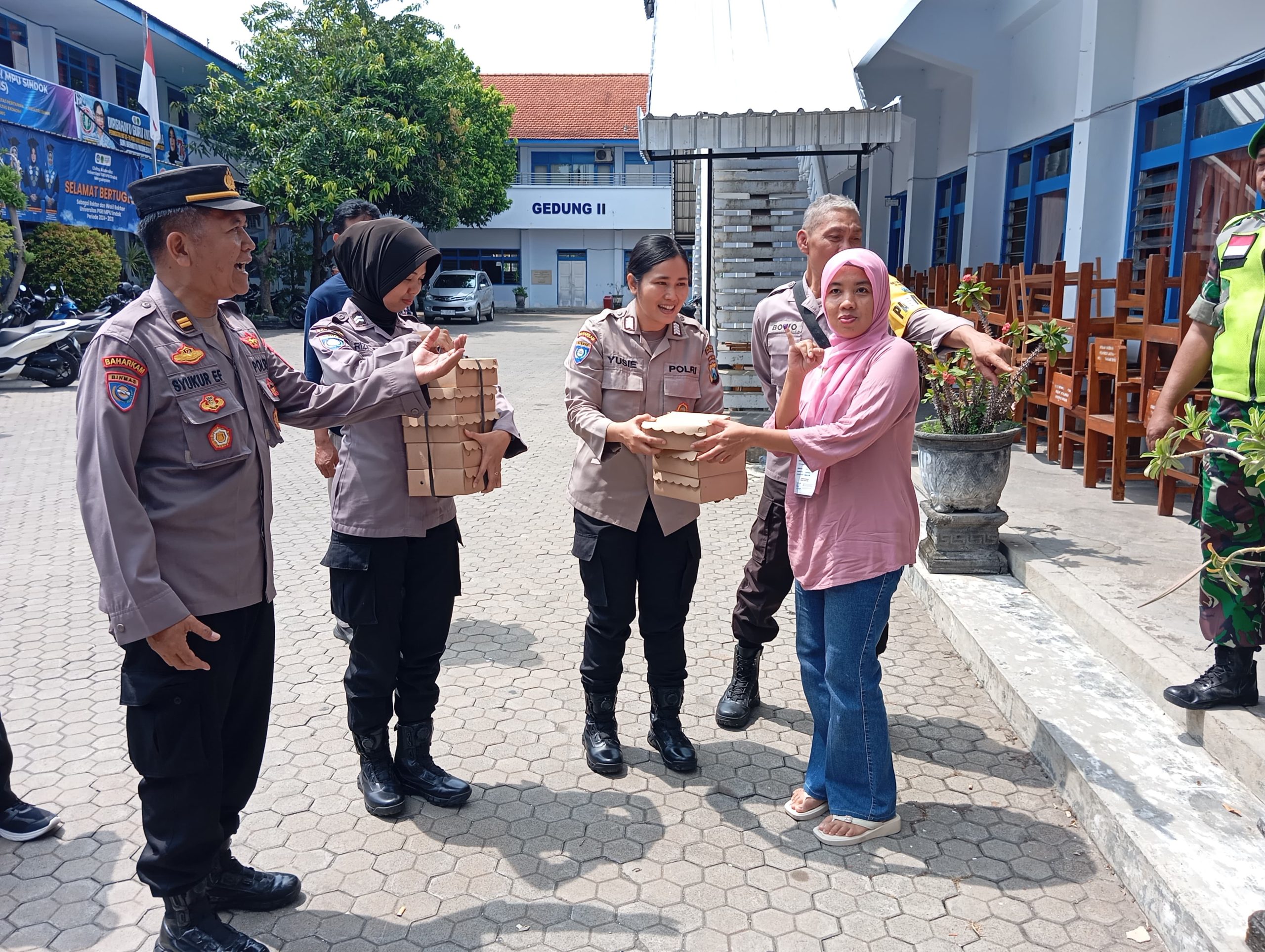 Polres Nganjuk Bagikan Nasi Kotak Untuk Warga yang Telah Gunakan Hak Pilihnya