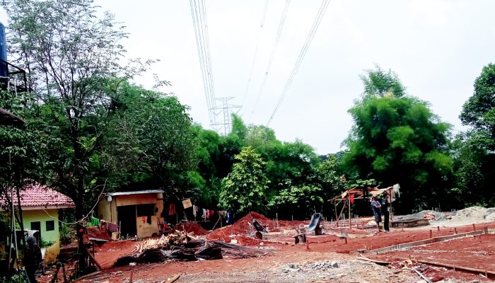 Misteri Gedung di Bawah SUTET: Pelaksana Bungkam, Proyek Diduga Tanpa Izin?