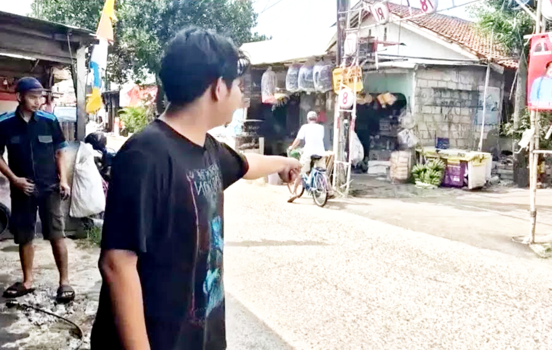 Salah satu warga menunjukkan lokasi begal di Jalan Jatijajar 1, Tapos, Kota Depok, Jawa Barat. (ist)