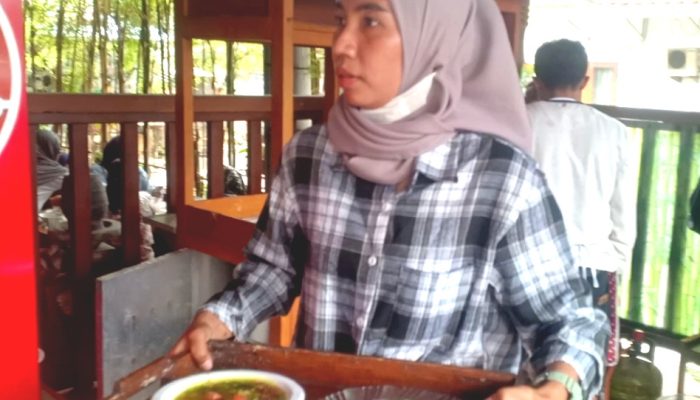Dengan Peramu Saji yang Ramah, Siap mengantarkan Pesanan