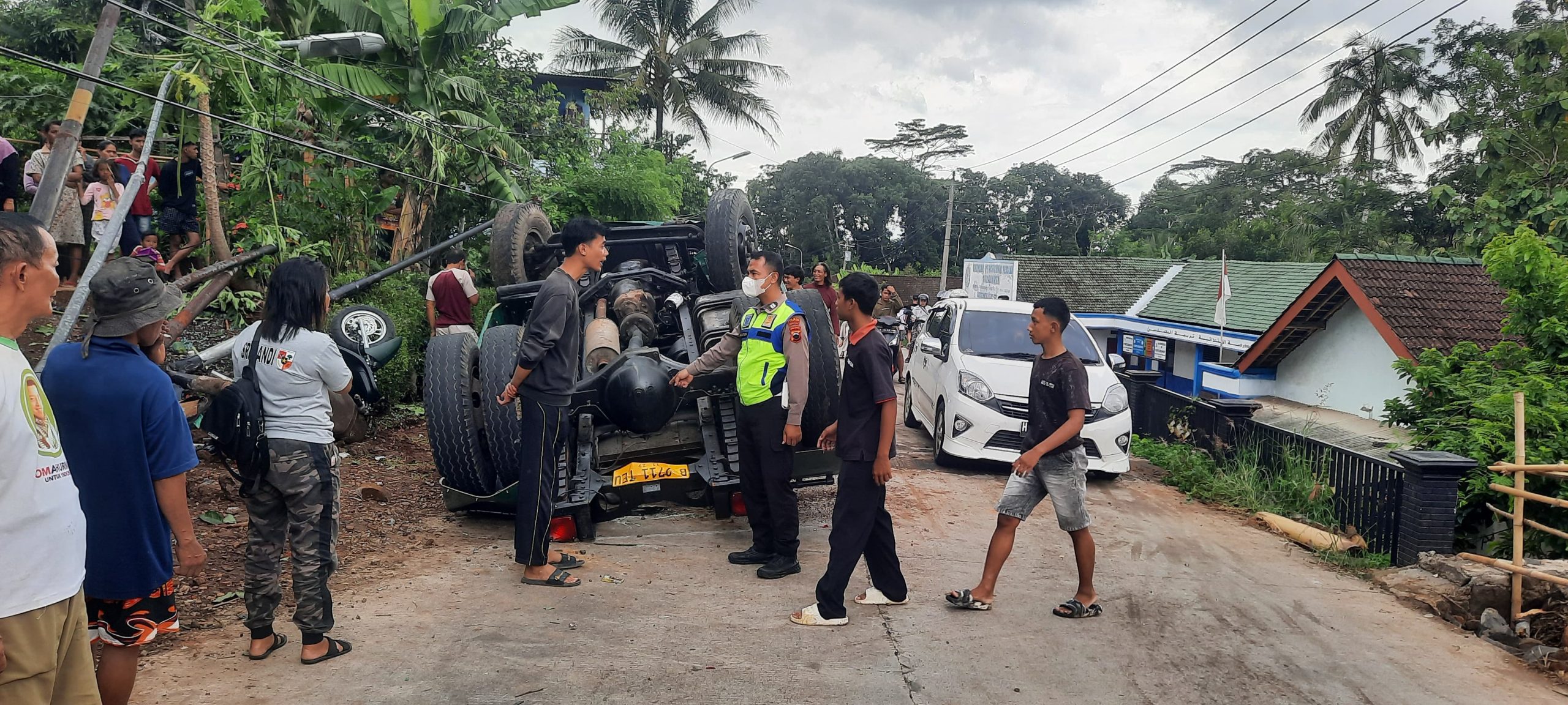 Tidak bisa kuasai kendaraan, Truk tanpa muatan terguling di jalan Suruh - Karanggede