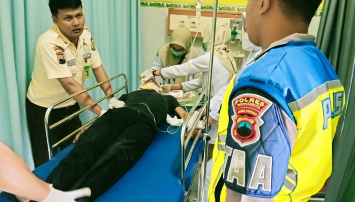 Polisi Olah TKP Kecelakaan Lalulintas 2 Motor Adu Banteng Di Selogiri 2