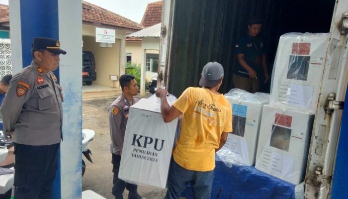 Polisi Kawal Ketat Distribusi Logistik Pilkada Dari PPK Ke Gudang KPU Jepara 2