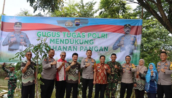 Tebar Ribuan Benik Ikan Kapolres Demak Dukung Program Asta Cita Presiden 2