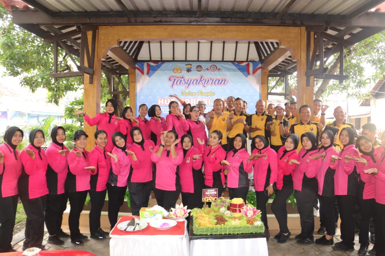 Kapolres Sragen Meriahkan Tasyakuran HUT KORPRI Ke-53 dengan Olahraga Bersama dan Potong Tumpeng