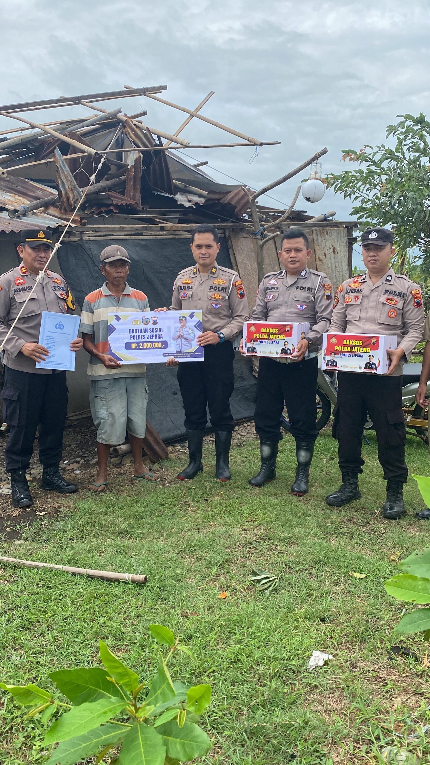 Senyum Bahagia Korban Musibah Rumah Roboh, Setelah Terima Bantuan dari Polres Jepara